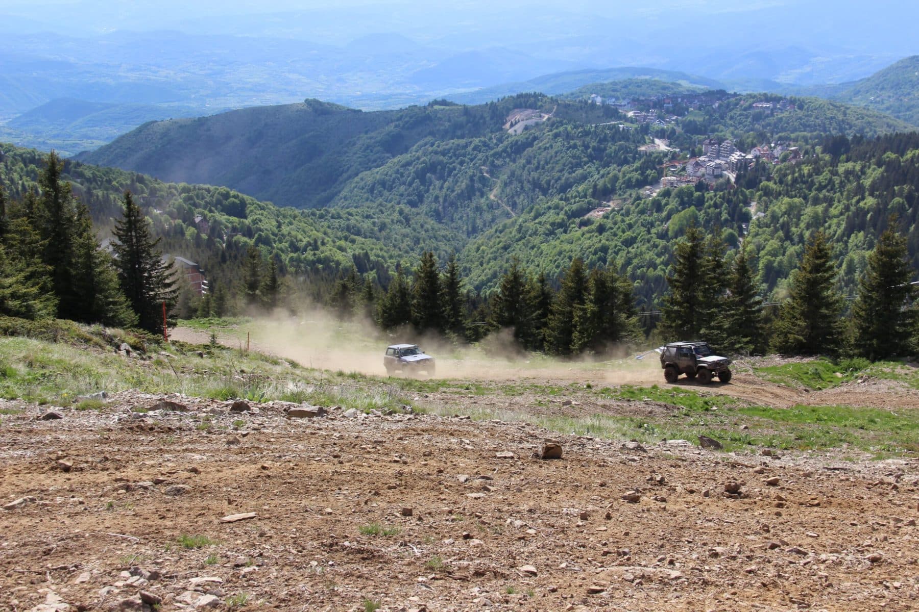 Offroad-Fahrzeuge auf einer staubigen Bergetappe der Transsylvania Trophy